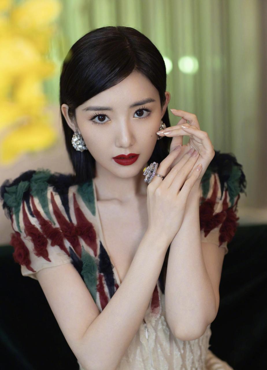 毛晓彤参加粉丝聚会,白色套装清爽宜人,10厘米银色高跟鞋抢眼
