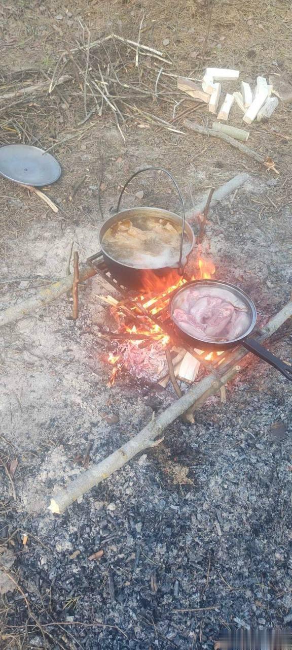 乌克兰士兵在野外做饭的场景,实话实说这个属于比较粗糙的野炊,一锅炖