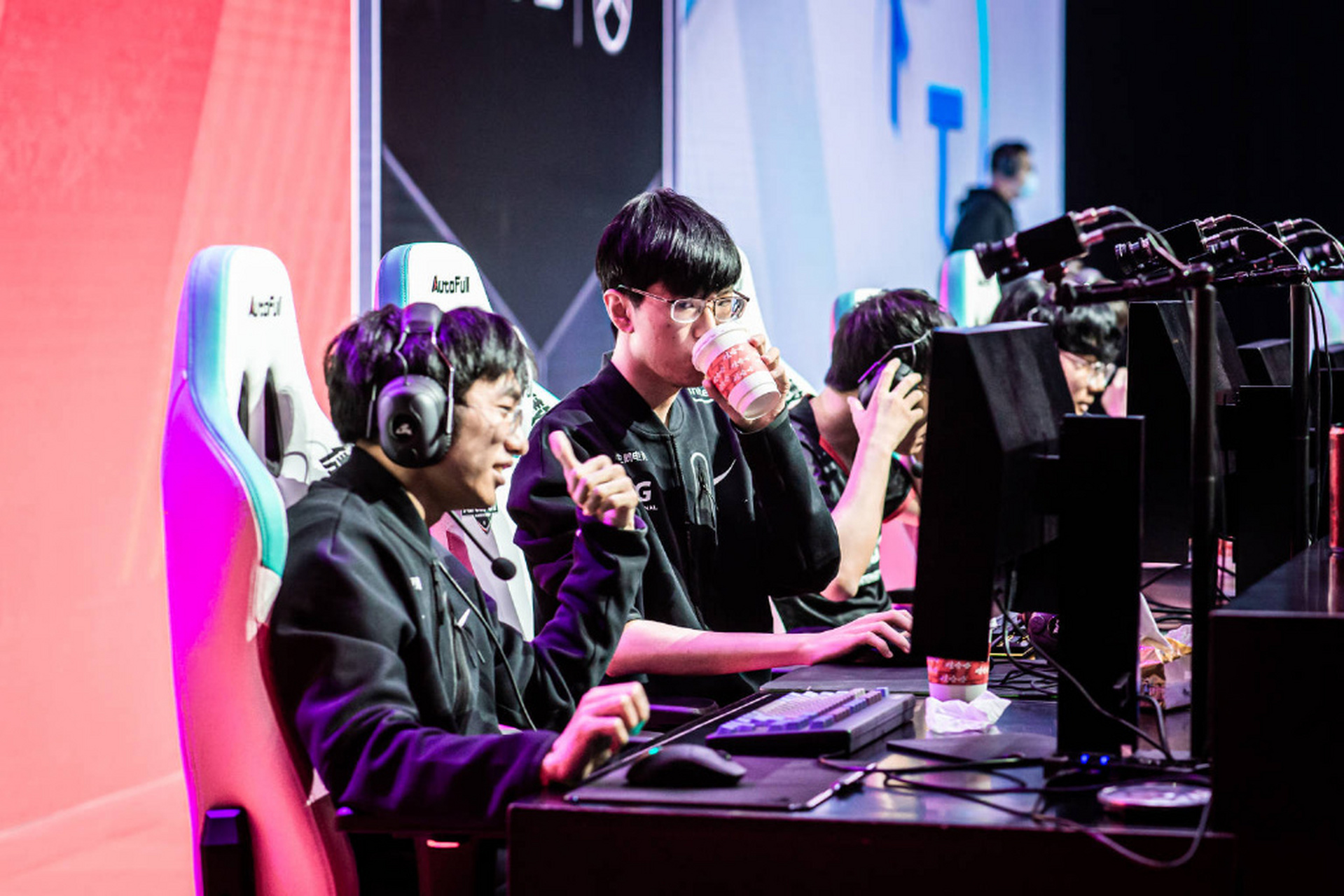 潮游评测团# #2021lpl#海外网友热议fpx击败edg:edg教练不称职!