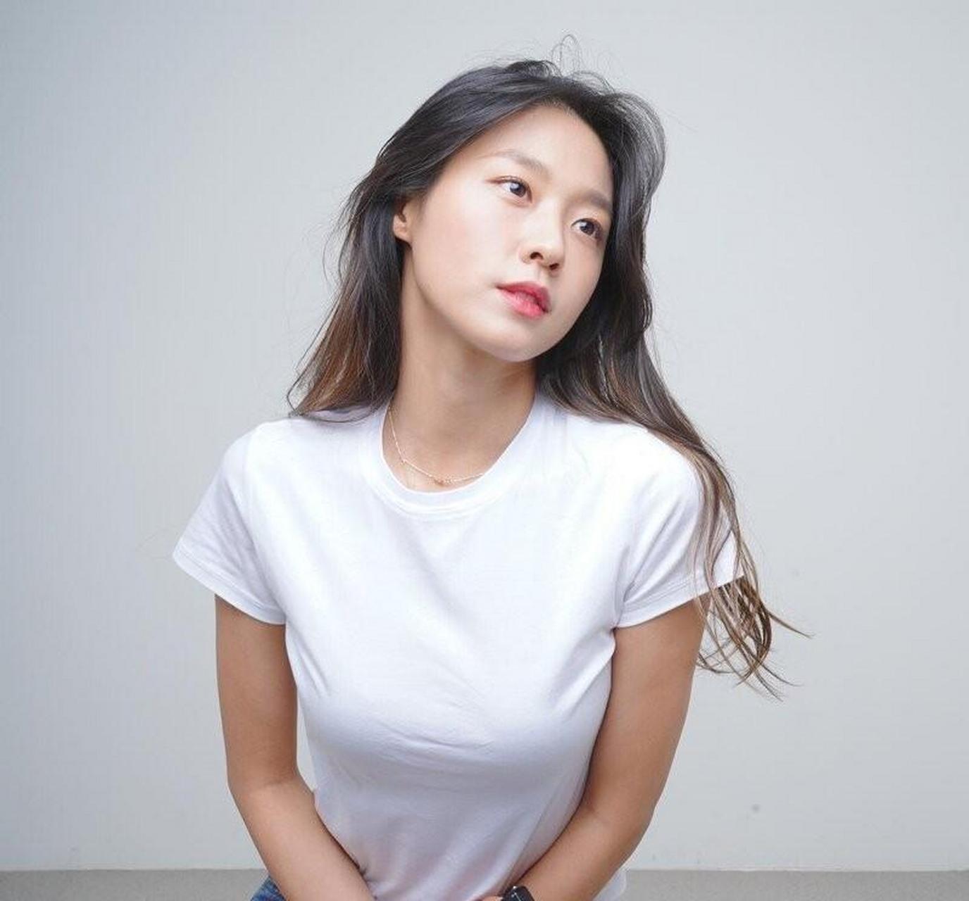 雪炫(全名kim seol hyun),韩国歌手,演员,隶属于ieum hashtag.