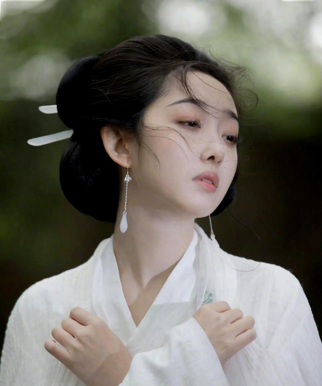 蒋梦婕饰演的林黛玉,眉间流露着淡淡的忧愁,散发出一股清新纯真的气息