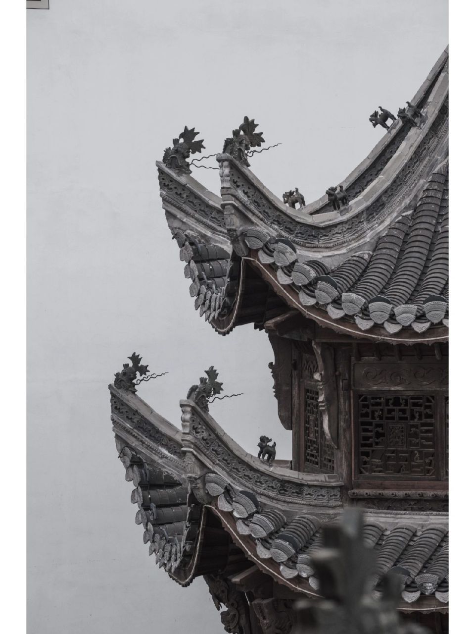 【徽派古建筑详解——鸱吻】 鸱(chī)吻是中国古代建筑屋脊正脊两端