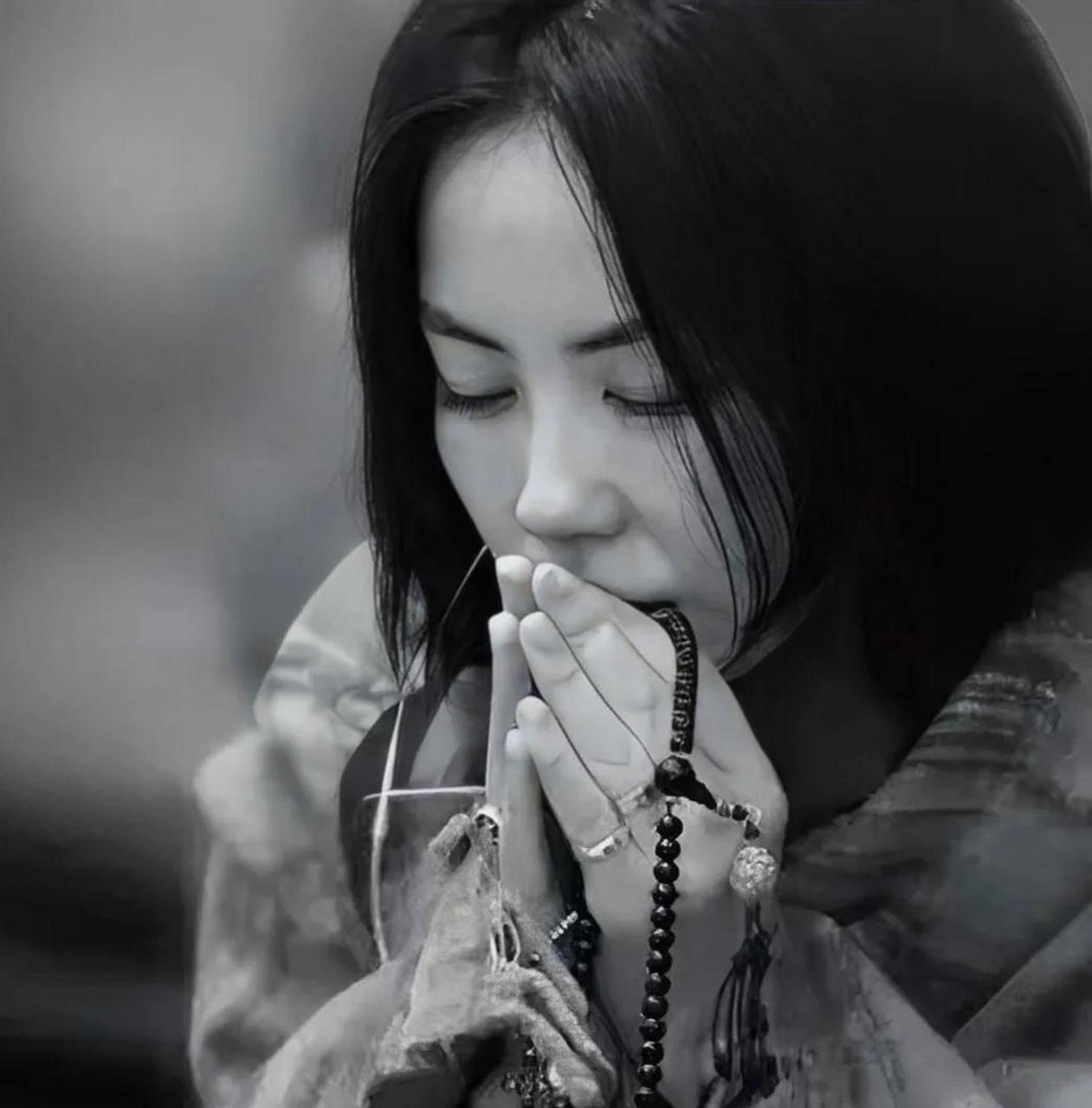 53岁的王菲背着帆布包,素颜去福建寺庙拜佛,头发短