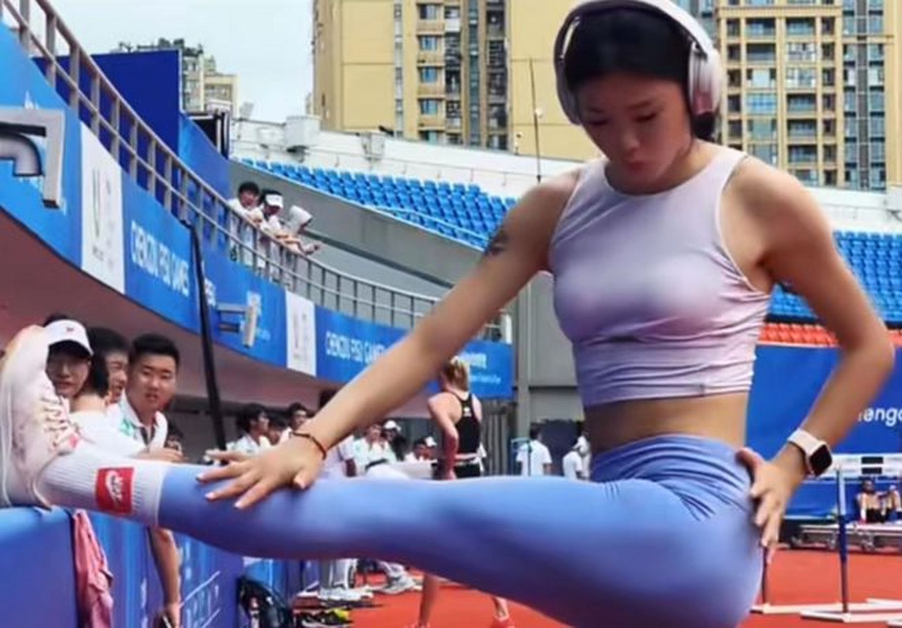 靓丽的外表,完美的肌肉线条,自信又从容.
