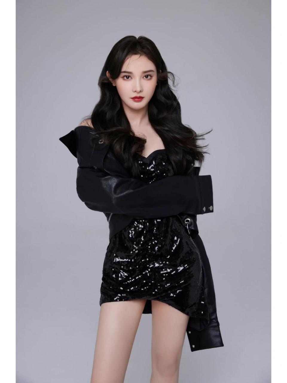 彭小苒黑色抹胸皮裙甜酷大片 彭小苒all black造型～ 明星同款