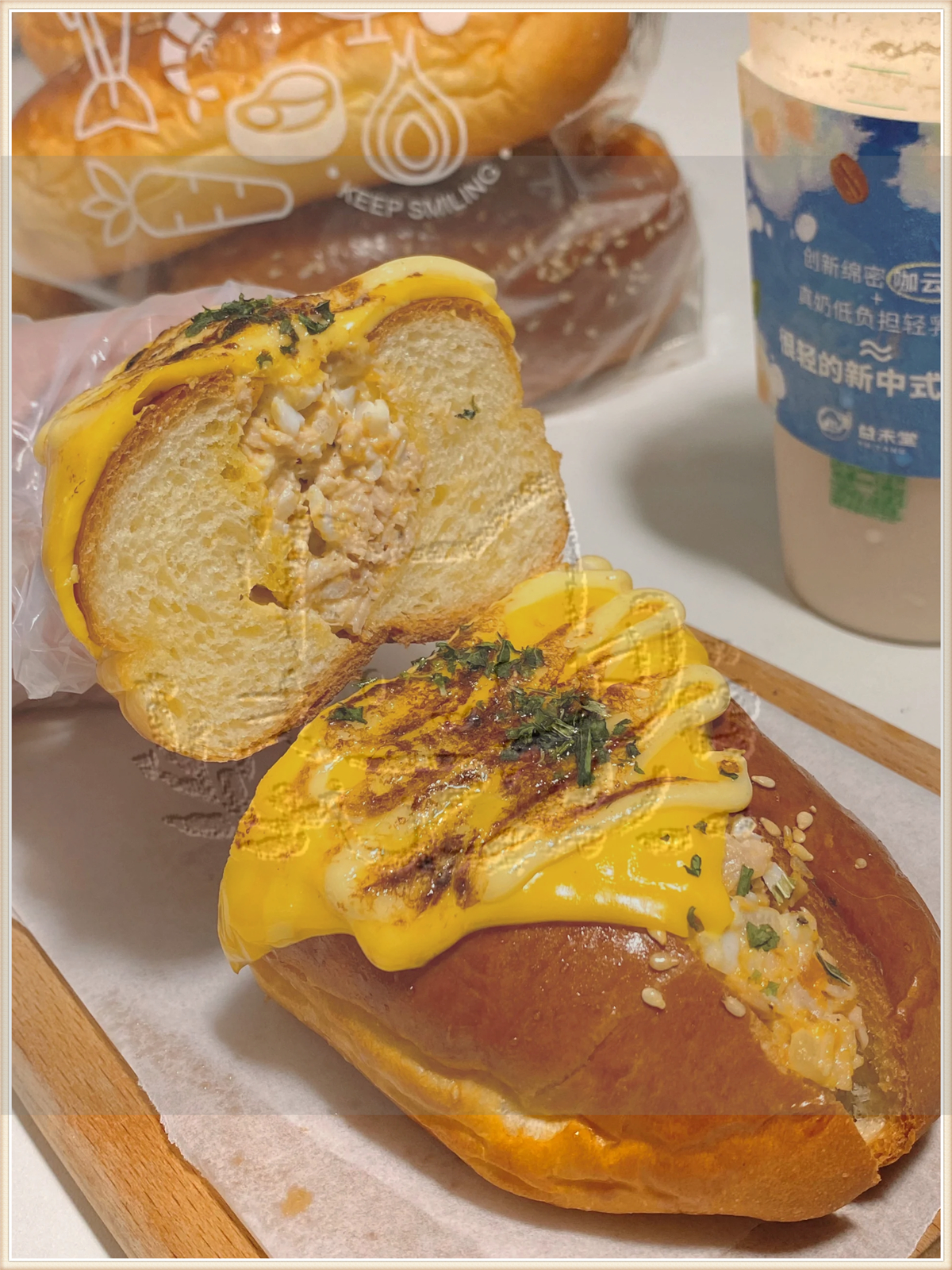 炙烤芝士吞拿热狗包