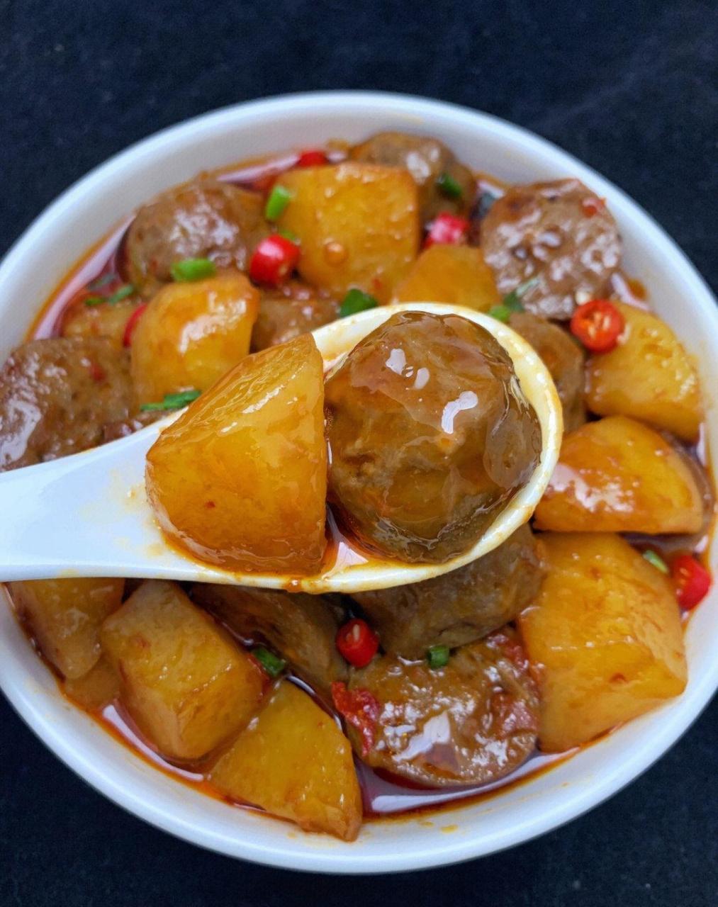 简单又快手的土豆烧牛肉丸,牛肉丸焦香脆嫩,土豆软糯入味~ 99食材