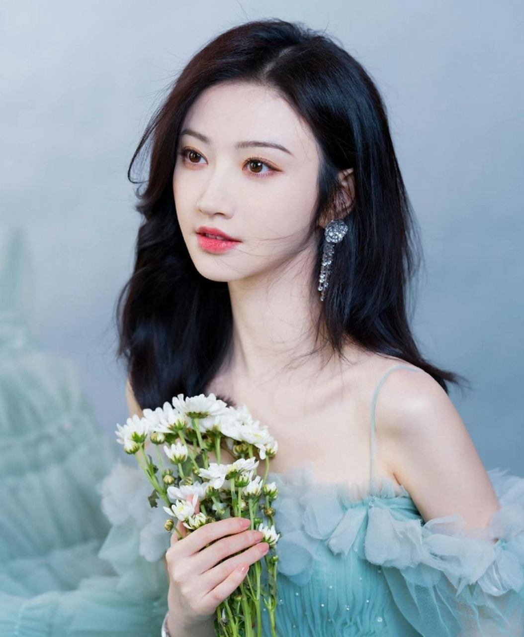 肤白貌美,风情万种的#景甜# 身穿烟波绿蛋糕长裙,丰腴身姿,凹凸有致