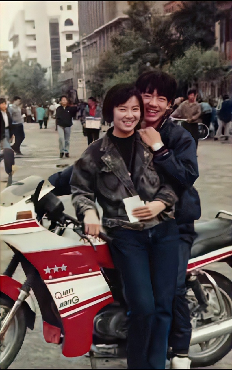 一张拍摄于90年代成都人民东路老照片 这家庭条件,不一般…… 67