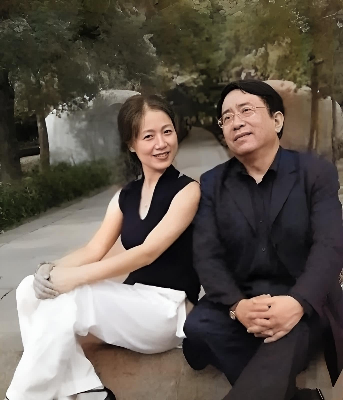 1992年,著名作家余秋雨的前妻李红发现他在婚姻中出轨,并试图让他和他