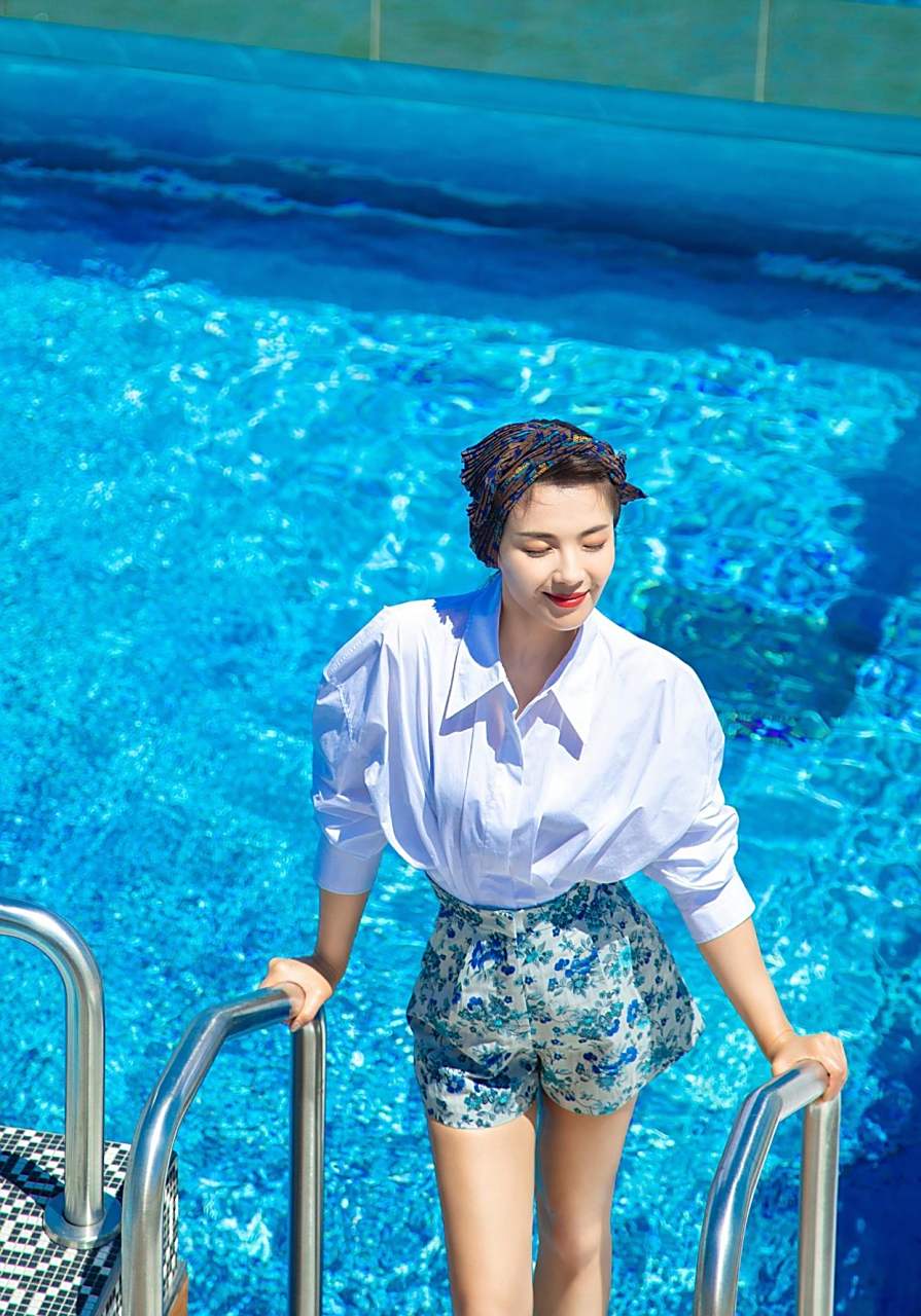 刘涛游轮度假大片 刘涛登《悦游traveler》七月刊封面大片,红唇美艳