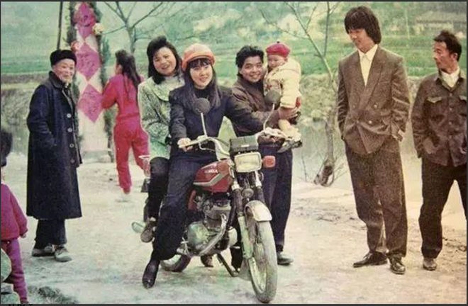 九十年代的改革开放时期,温州一位年轻女青年骑着摩托车飞驰在城市的