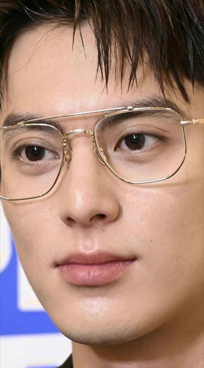 王鹤棣素颜怼脸拍,这皮肤状态连女生都羡慕嫉妒.