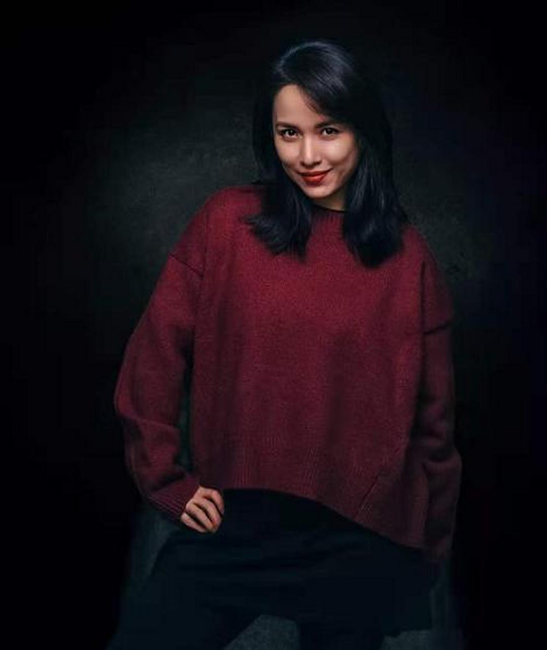 靳东妻子晒自拍!穿休闲装扎丸子头颜值超惊艳,罕见秀婚戒太高调