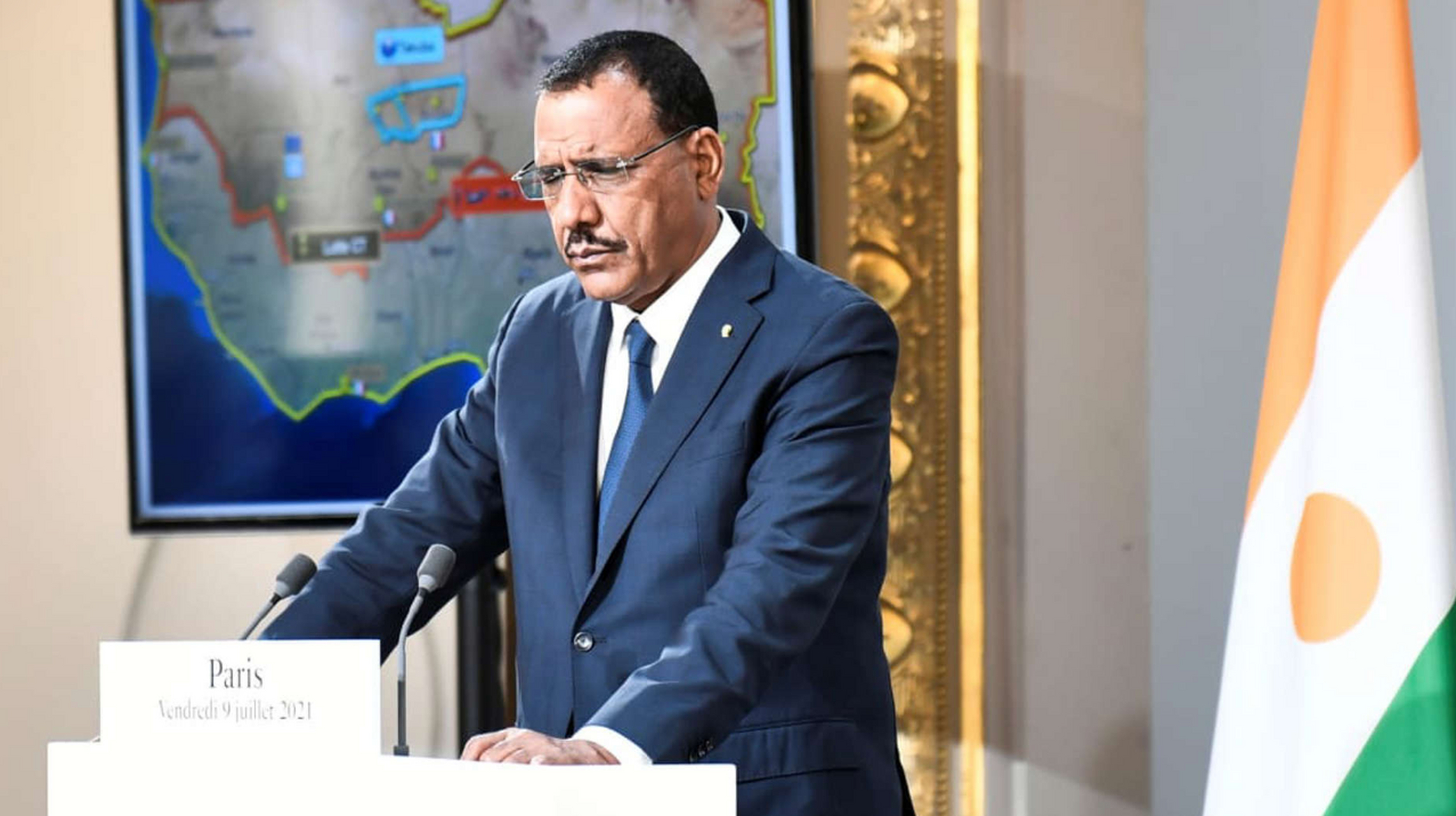 尼日尔总统穆罕默德·巴祖姆在首都尼亚美被总统卫队囚禁在宫殿中