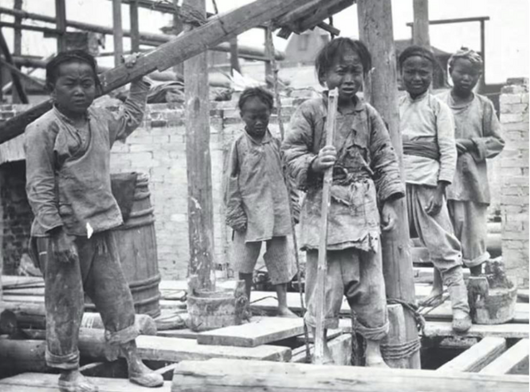 清末时期,在工地上干活儿的童工