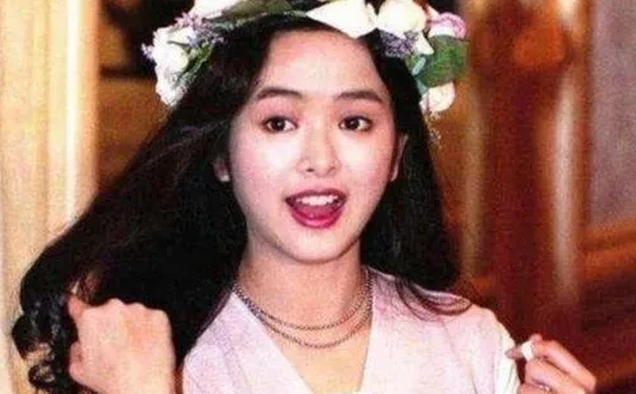1995年,香港富商陈柏浩认识了22岁的叶蕴仪,对她一见钟情.