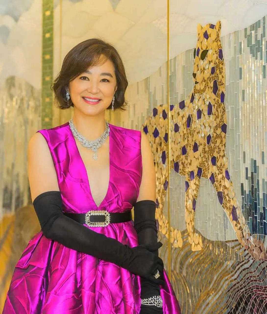 林青霞出席卡地亚的品牌活动,一袭桃红色的大开叉性感礼服,真的是明