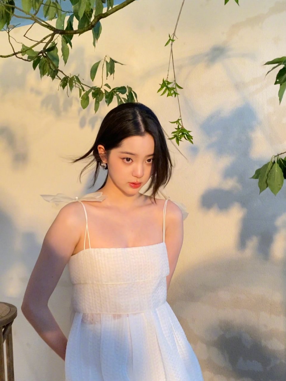 欧阳娜娜花瓣光影六宫格,白色吊带裙含着下巴的样子好美,怼脸拍好魅好