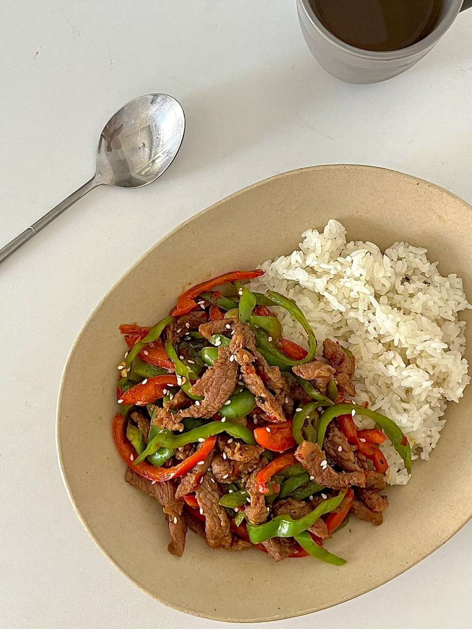 周一brunch美食推荐  青椒牛肉丝盖饭,让你的周一充满食欲!