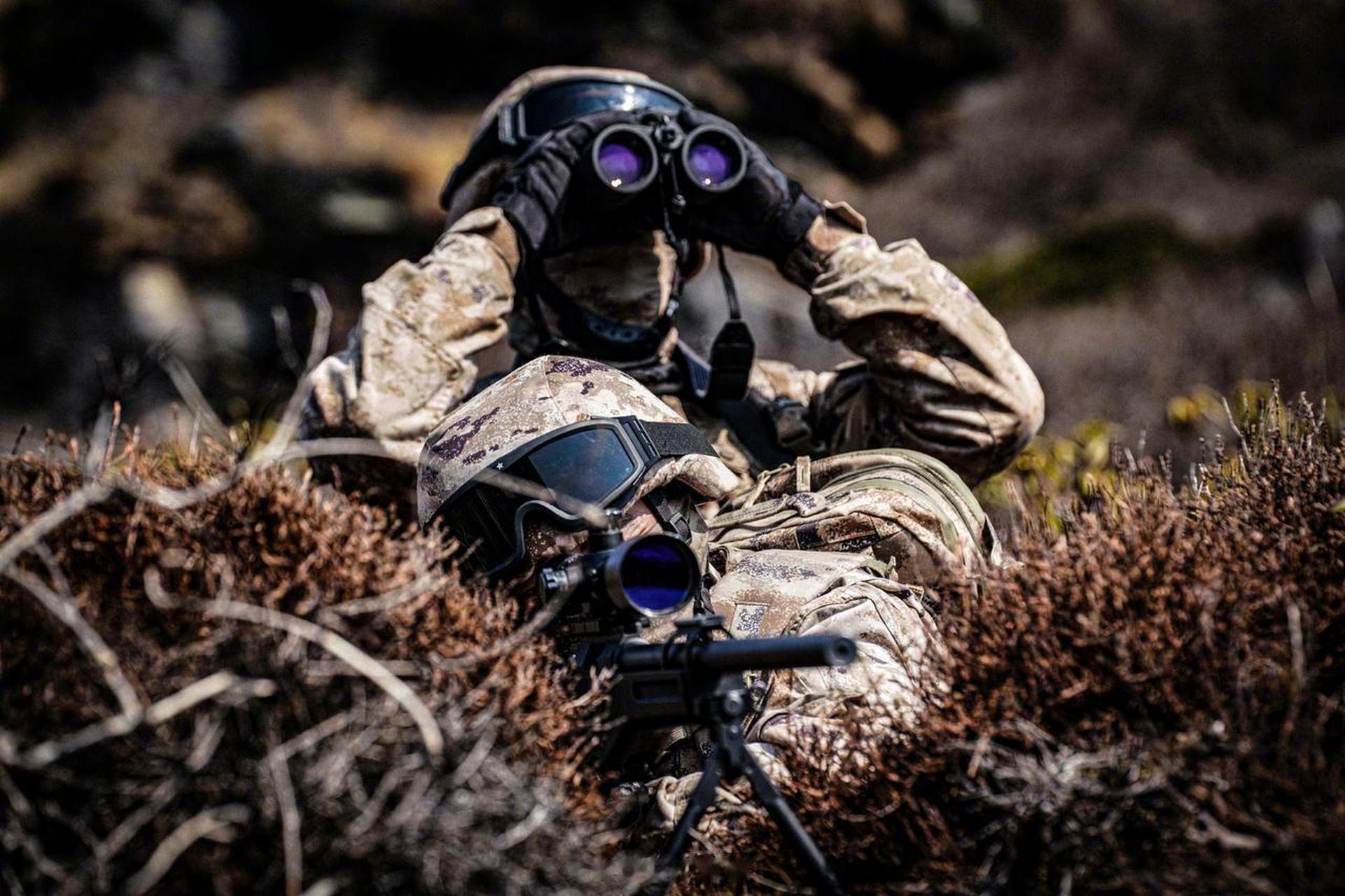 西藏军区某旅组织侦察兵在海拔4300米的喜马拉雅山脉腹地开展战术演练