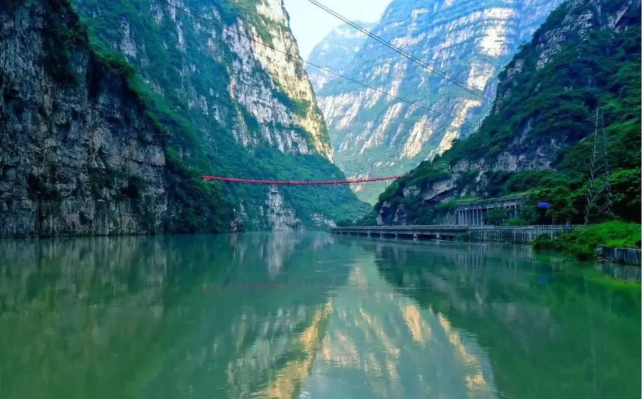 四川大渡河大峡谷,长达26公里,宽达17公里,但最窄的地方却只有20余米