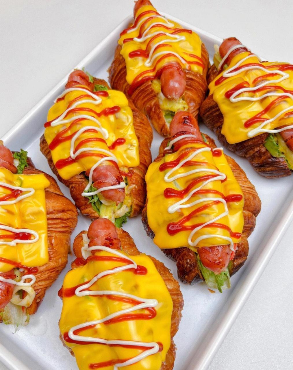 今天做了蟹柳滑蛋热狗三明治,敲好吃 准备食材: 蟹柳,鸡蛋,牛角包,牛