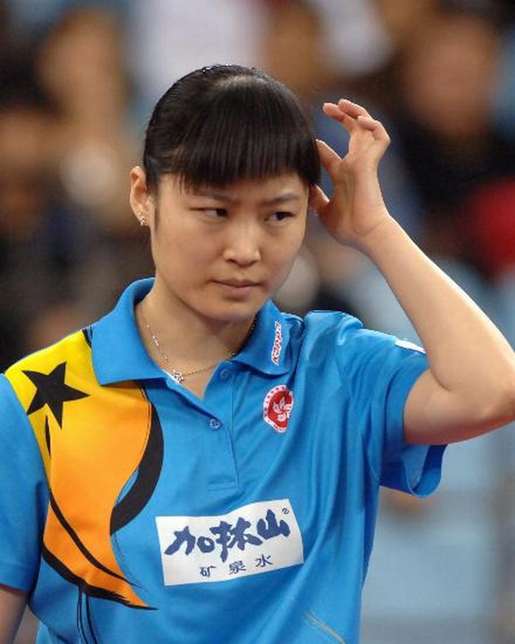 姜华珺出生在山东,父亲是个乒乓球教练,她六岁开始练球,1996年进省市