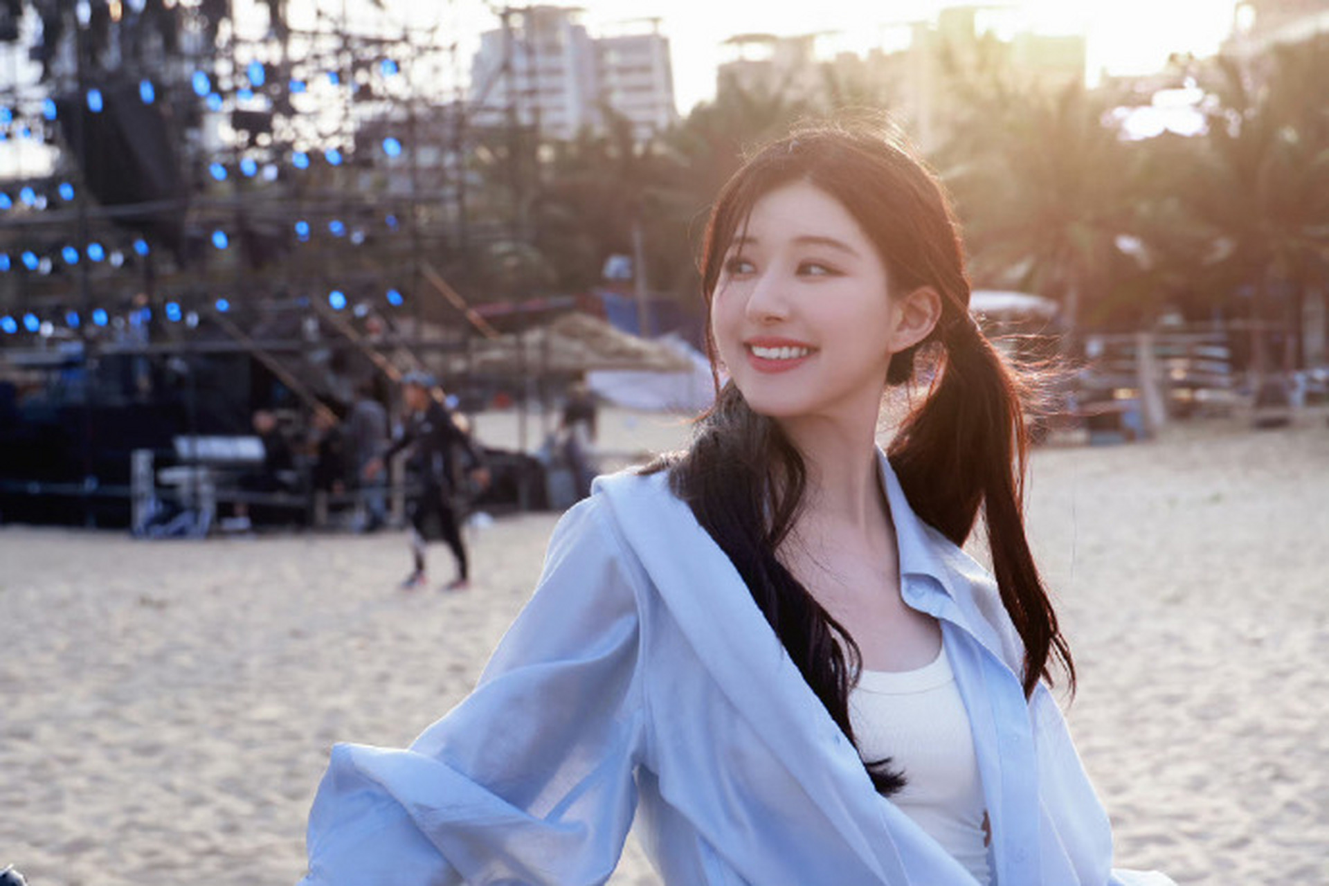 赵露思笑起来真的有一种夏天的明媚感.