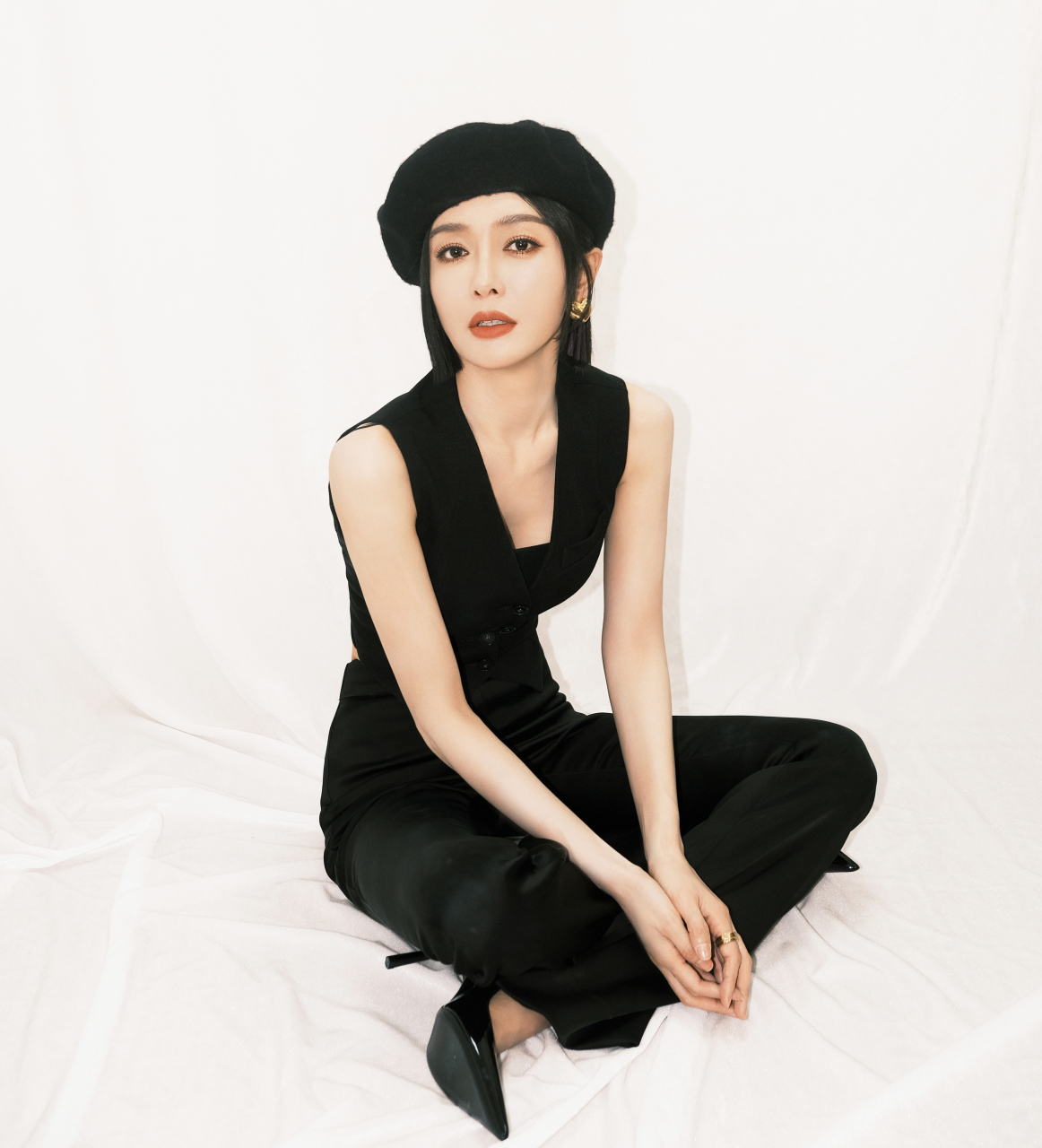 秦岚 红衣似火,黑衣素雅, 人生最好的状态, 是每天醒来面朝阳光,嘴角