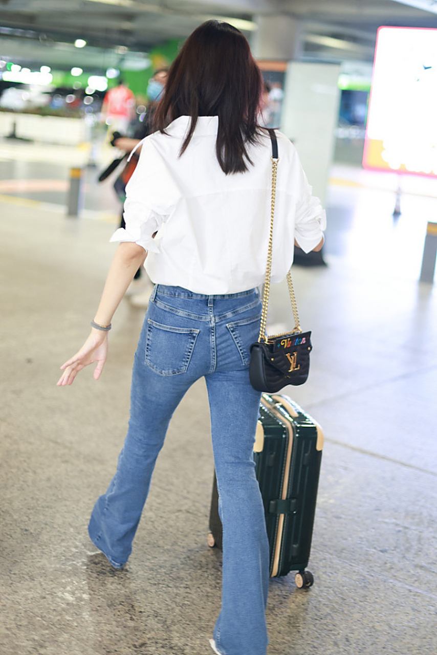 王媛可白色衬衫 蓝色牛仔裤,简约又大方 在夏季中,不光是有t恤和