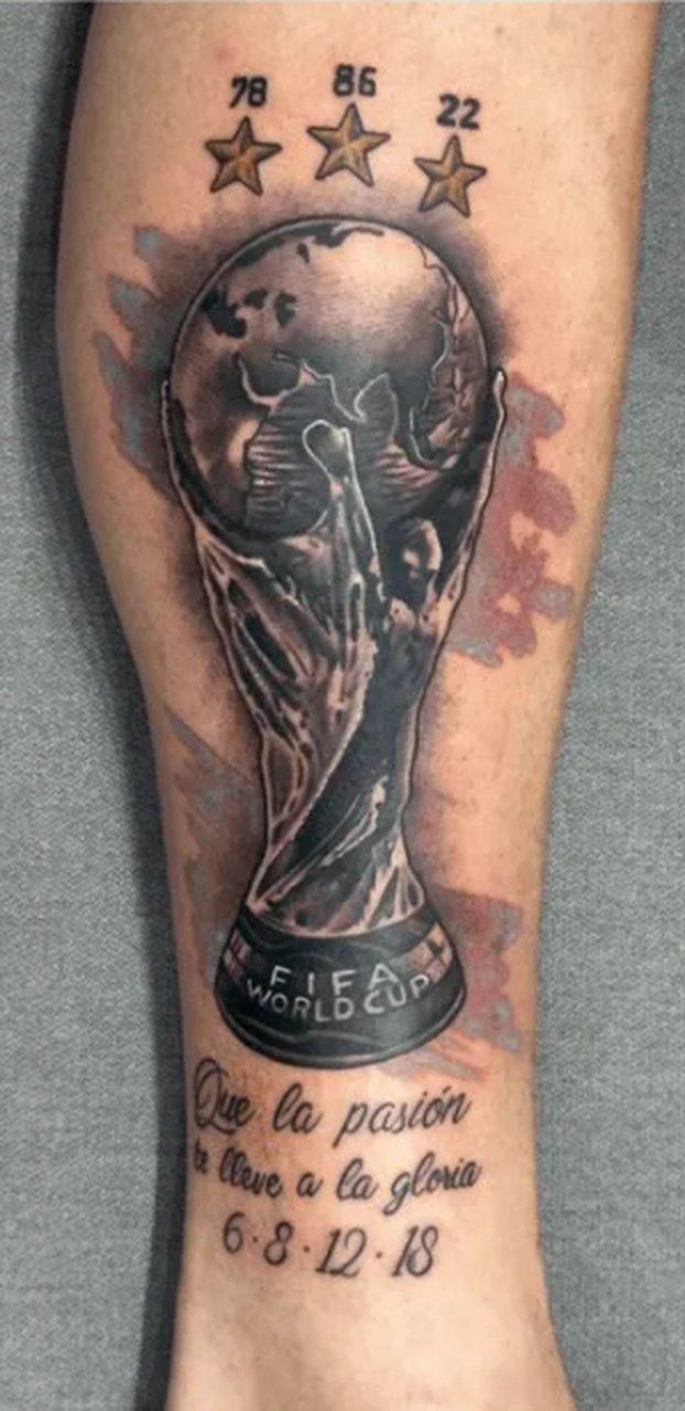 阿根廷门将马丁内斯的新纹身:大力神杯被纹在了小腿内侧