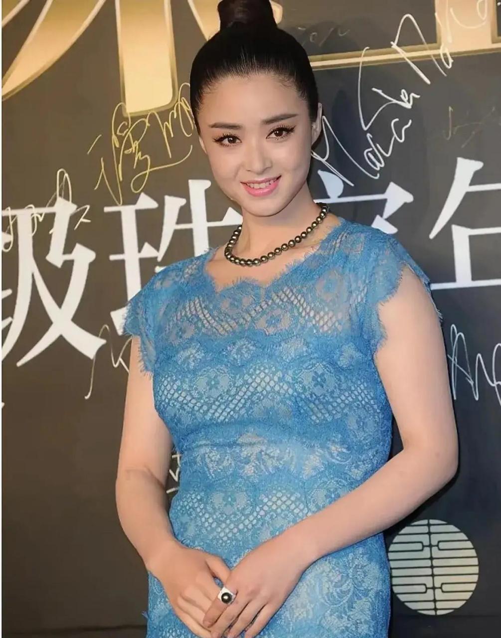 我个人觉得,这样的微胖体态更适合蒋欣,看上去很有福相,脸色看上去