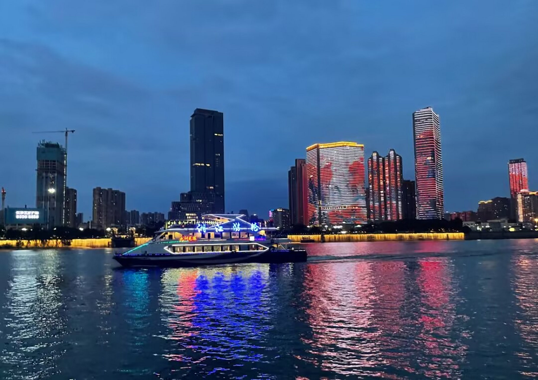 端午节,和朋友一起去橘子洲头玩. 一路上人山人海,车水马龙.