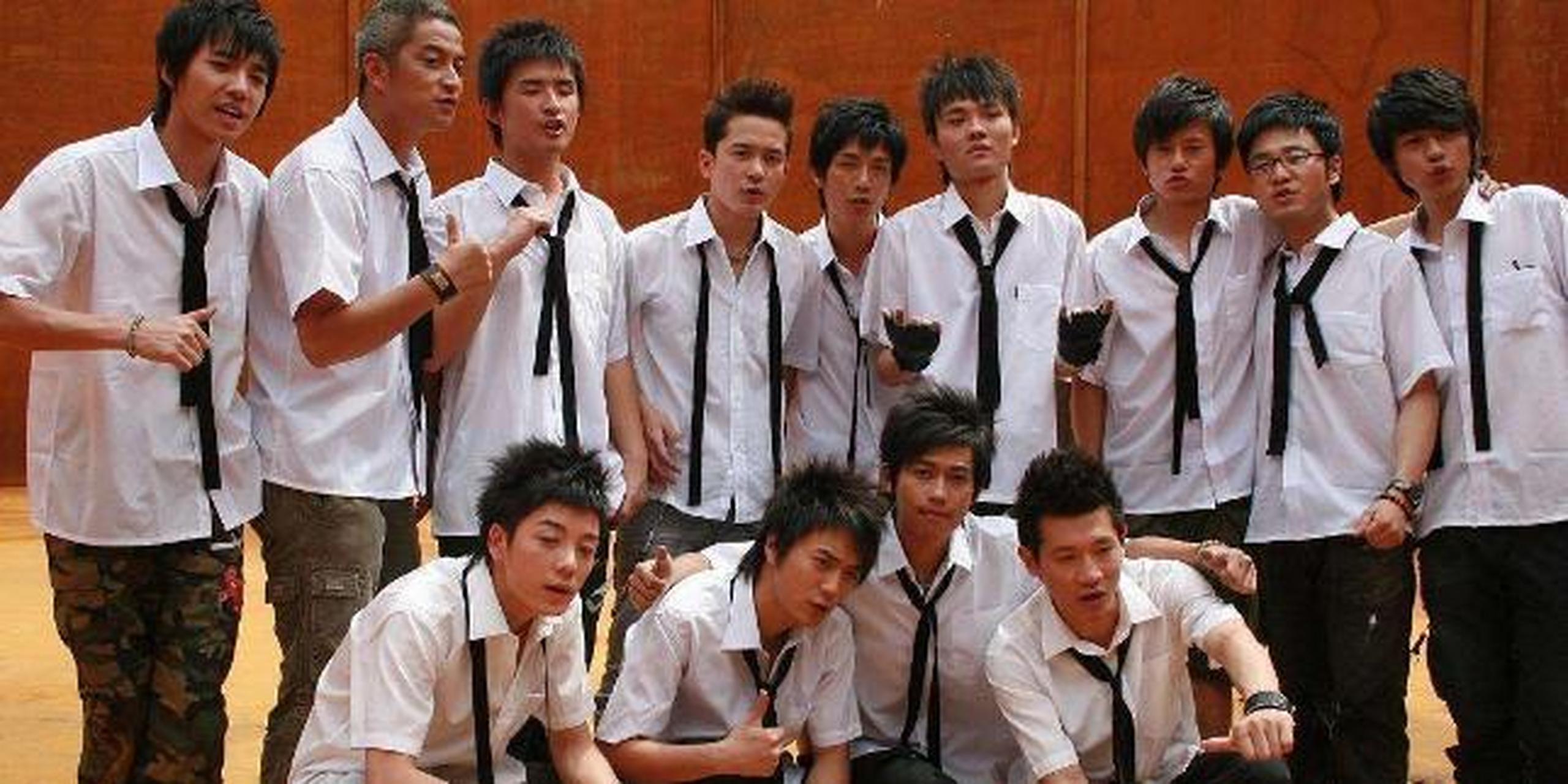 前段时间,34岁的07快男季军魏晨在某商演活动中,发现话筒没有声音