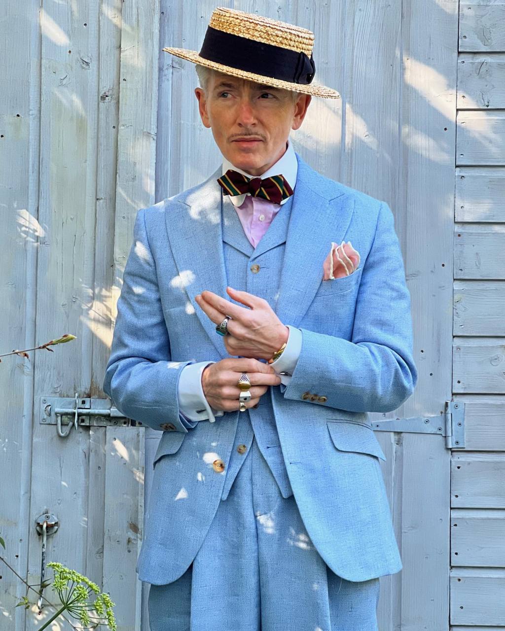 英国著名发型师paul stafford巧妙地融合经典与大胆的穿着风格,呼应他