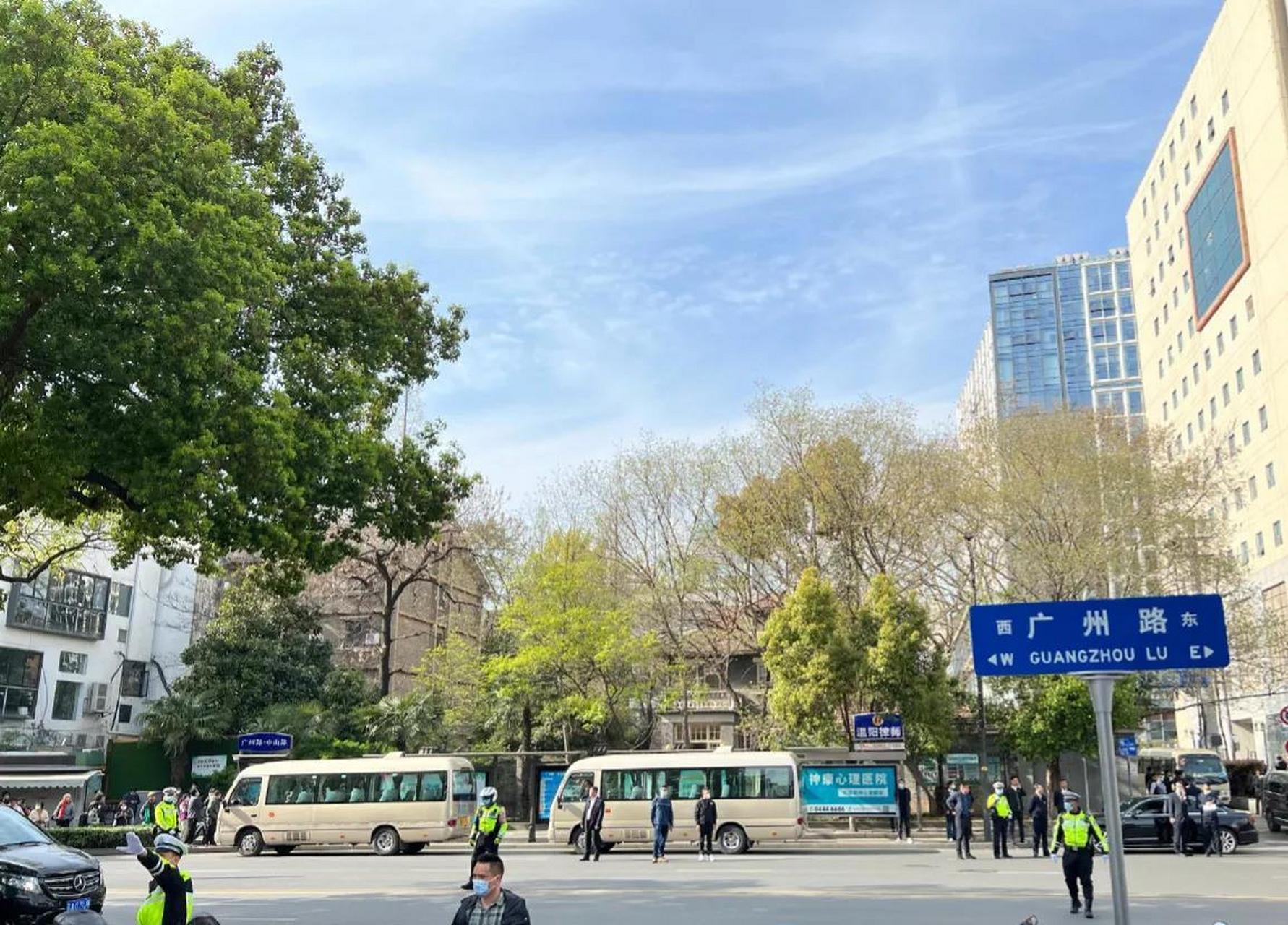 南京市广州路附近很多市民在围观,这里离南京大学老校区很近,校园里有