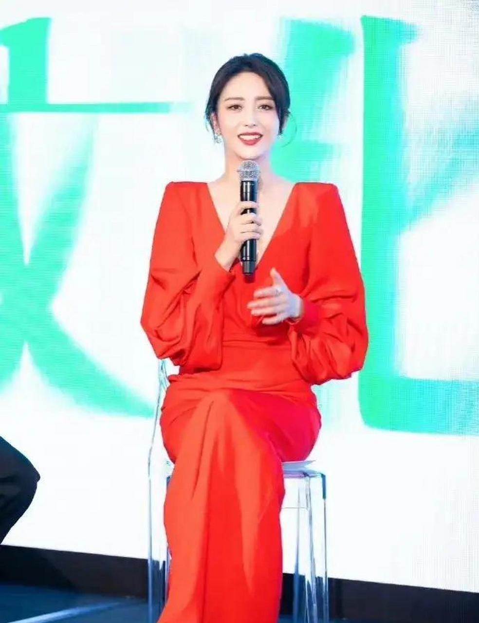 美人佟丽娅一袭深v红裙亮相活动,气质优雅大方笑容显温柔