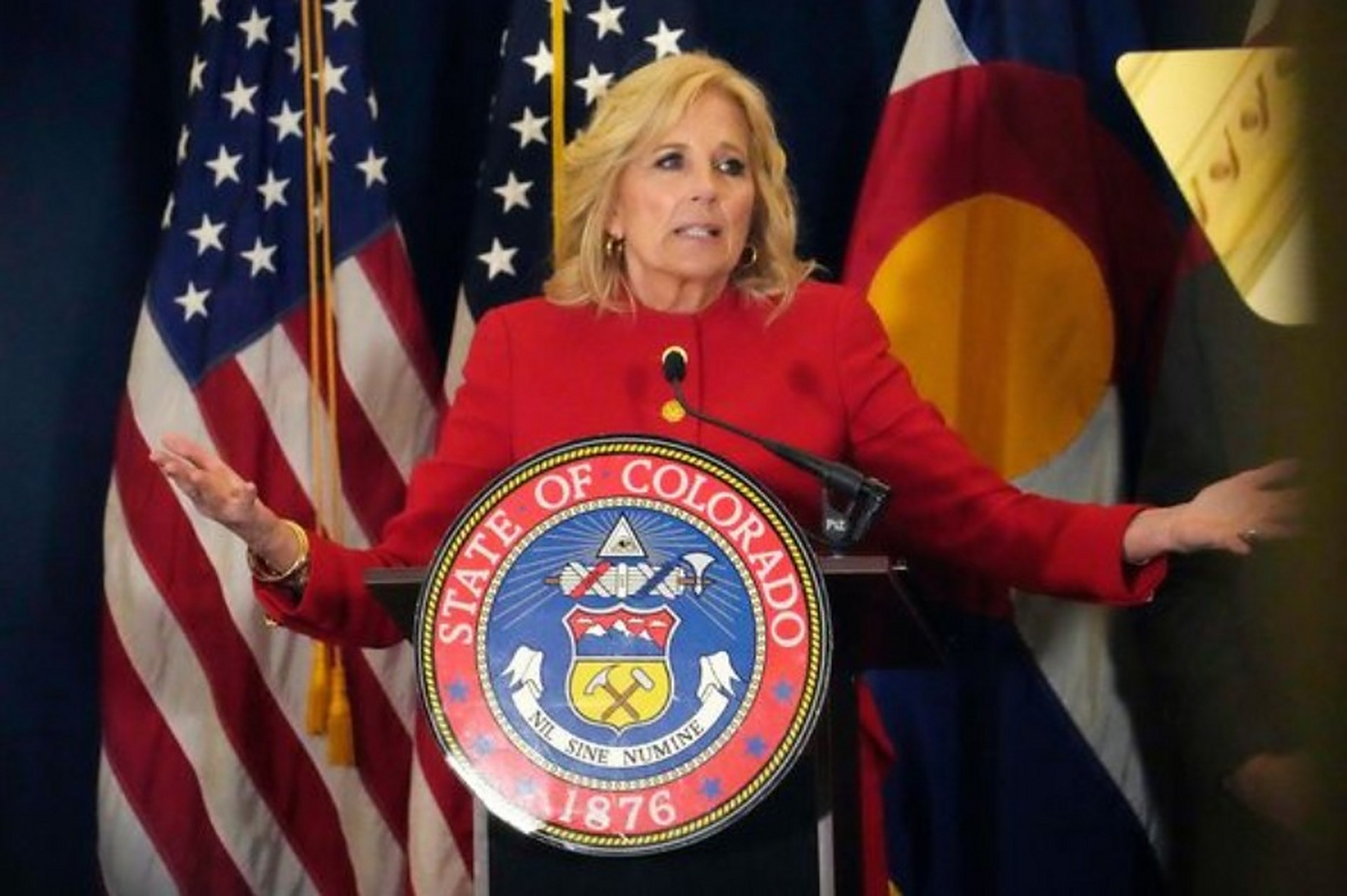 拜登夫人专机空中发生玻璃碎裂  美国第一夫人吉尔.