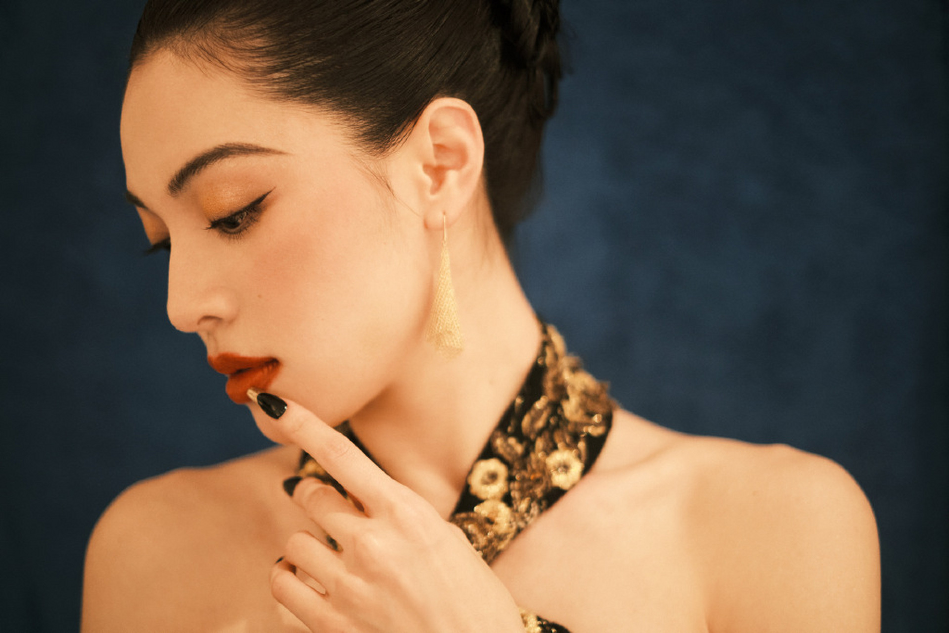 钟楚曦戛纳红毯黑金旗袍# #钟楚曦好有东方韵味# 钟楚曦首次出席戛纳