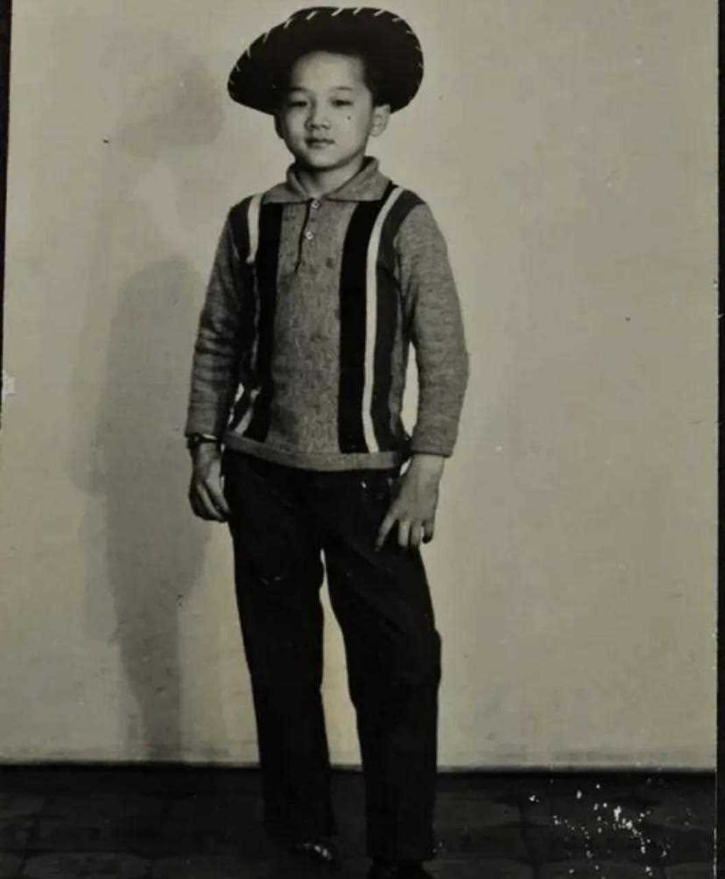 父母则在其身后,成龙的父亲一身西装,看着很帅气,母亲身穿旗袍,很温和