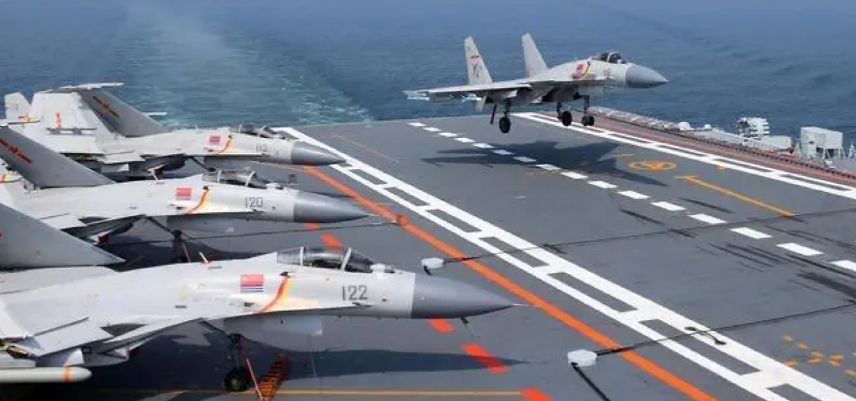 山东舰穿越台湾海峡,挂弹起飞霸气迎接外机!