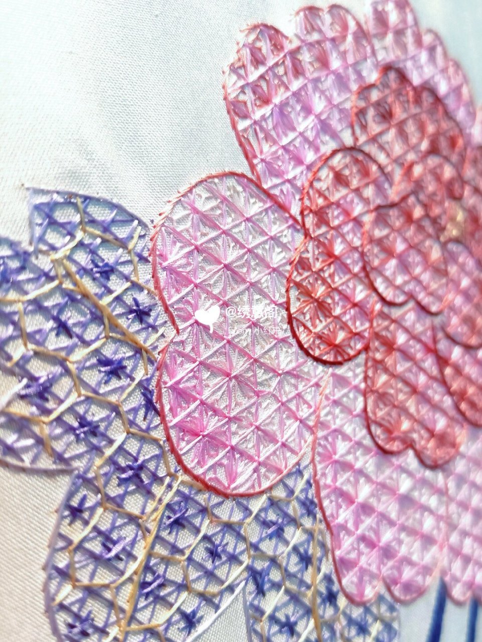 中国传统刺绣的美与魅力  网绣是一种独特的绣制技艺,它通过使用网状