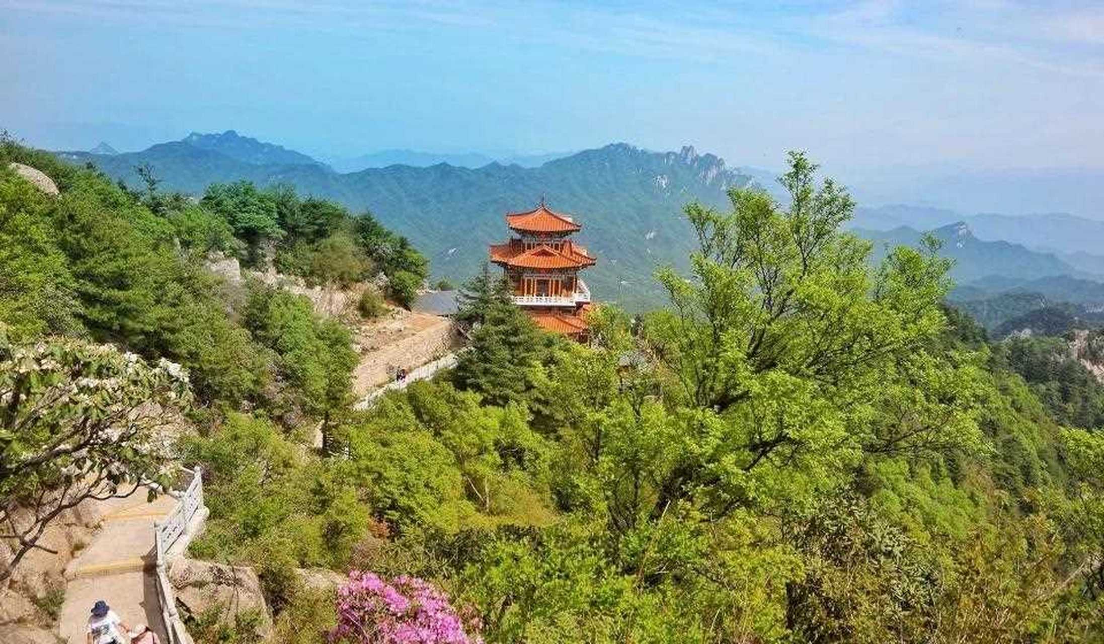 今天登上了洛阳白云山的玉皇顶,从金顶俯瞰千山万壑,非常壮观.