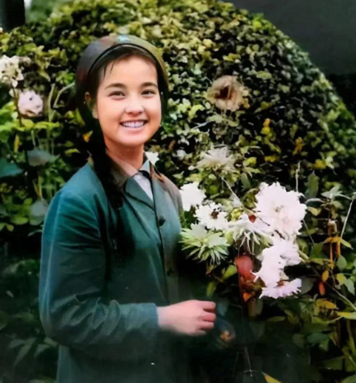 1972年,刘晓庆身着军装的照片,让人看到了一个年轻漂亮,热情开朗的