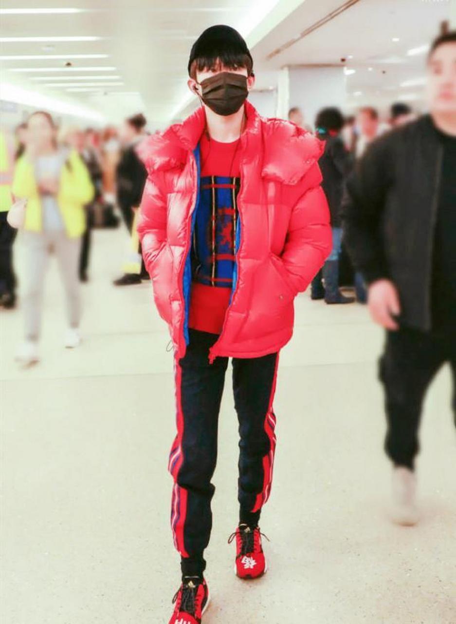 易烊千玺全身红色look,给人的感觉就像红火,不过这条通道的双手插在