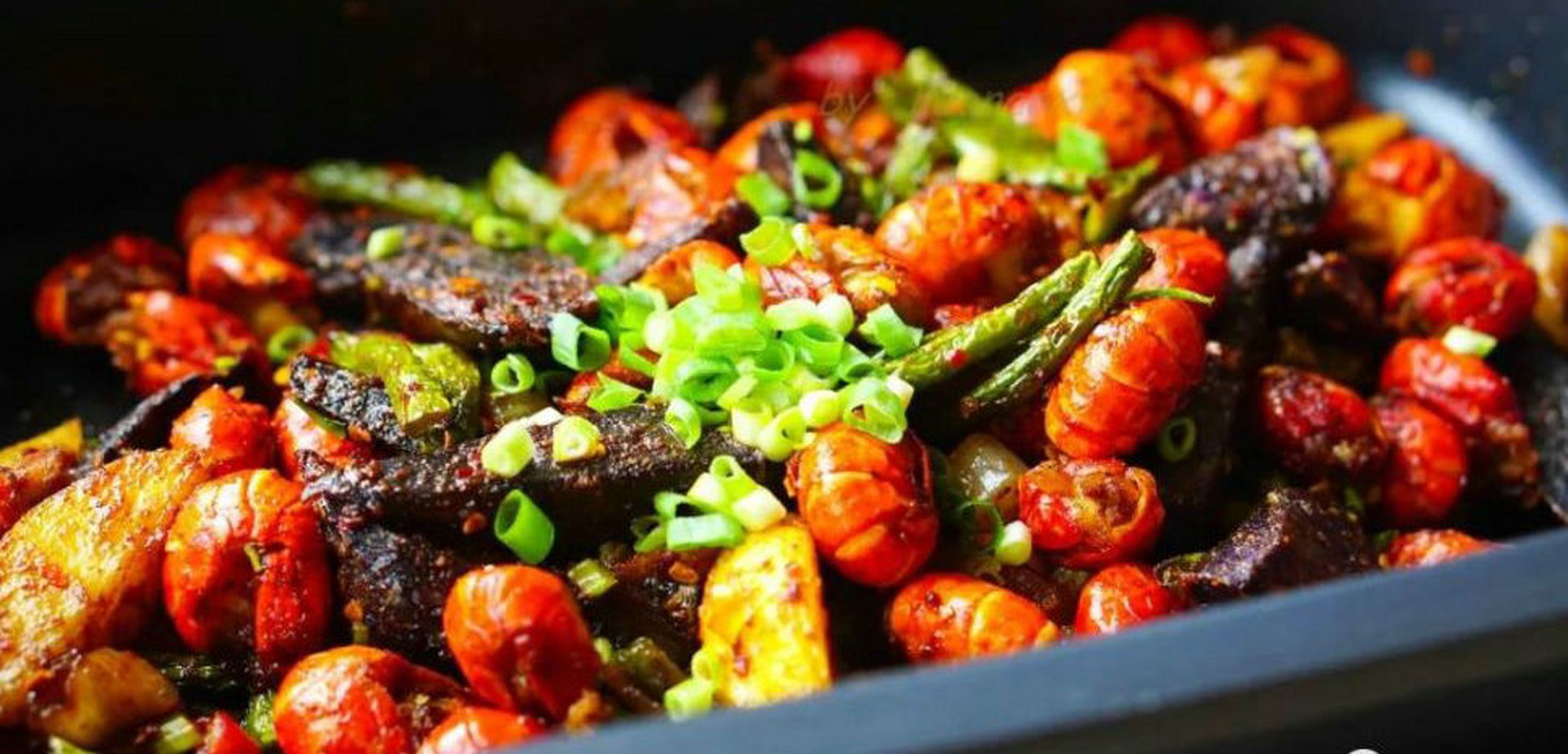 虾尾土豆麻辣香锅,虾尾酥香q弹,土豆又软又糯,豆角吃出了肉的香味,太