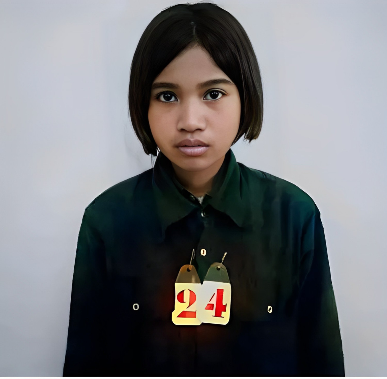 1977年,9岁的柬埔寨女孩在被处决前不久被拍到在金边山监狱.