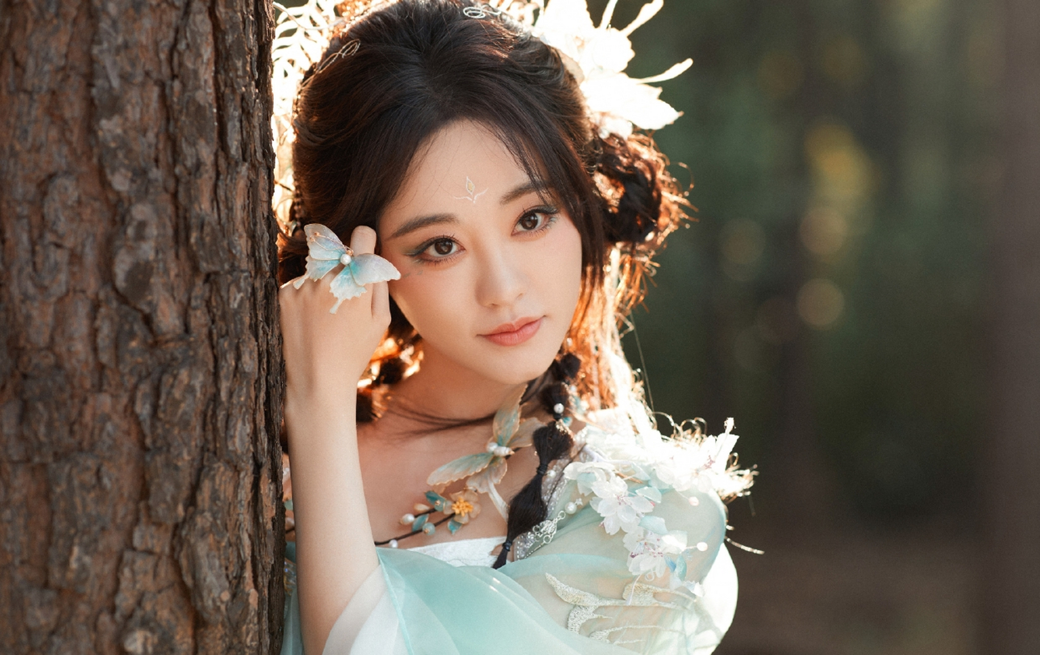 古装女神#祝绪丹# 头扎蝴蝶结双马尾辫,一袭轻纱古风造型,清新甜美