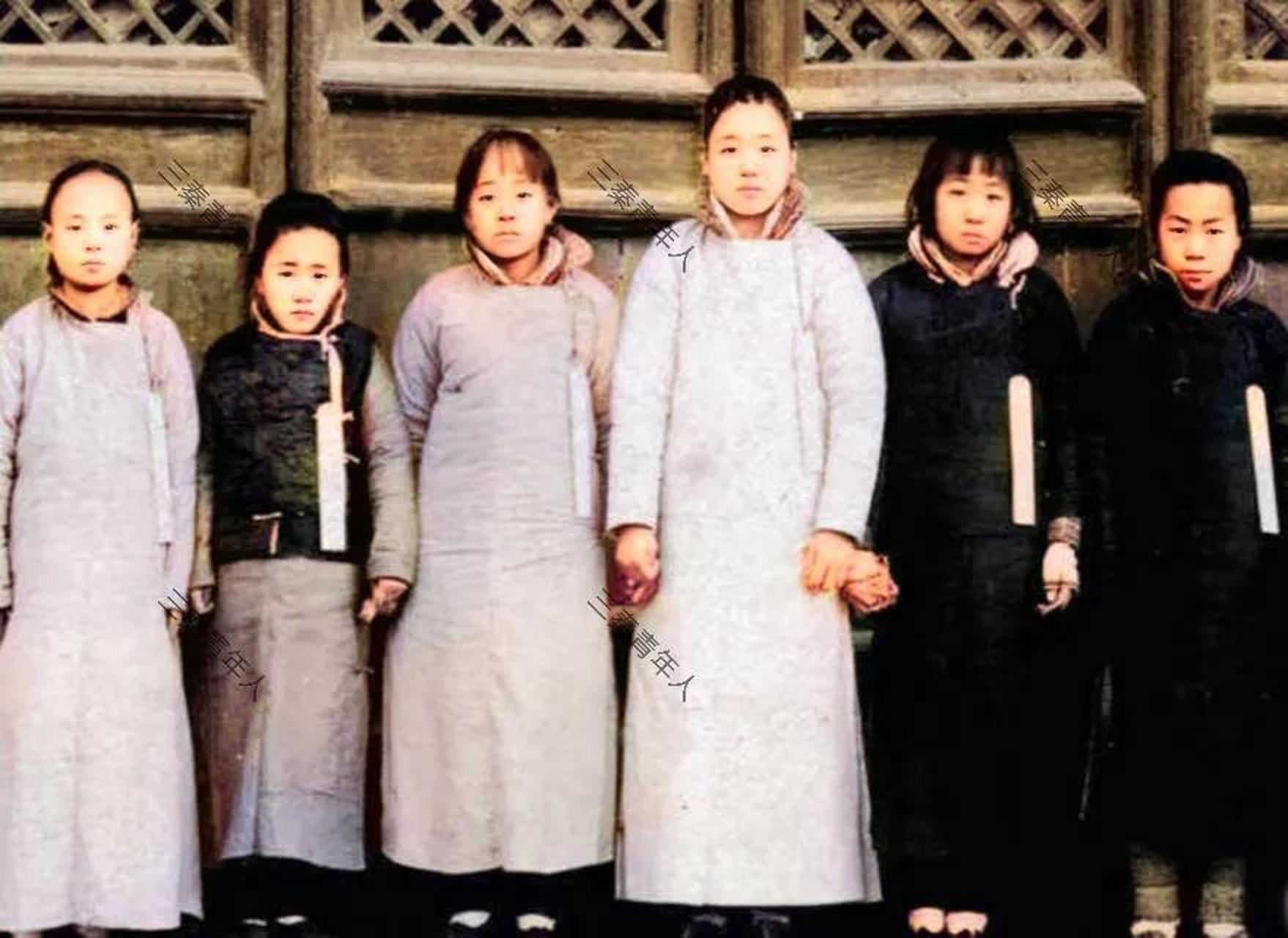 晚清时期,宫女"选秀"的场景非常隆重.